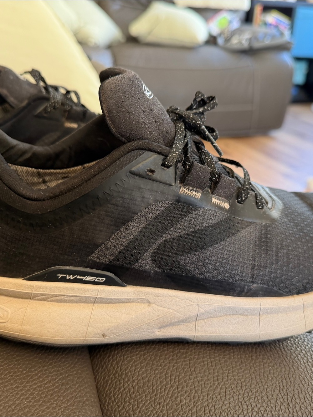 Woman Black Athletic Hiking Shoes - Keen TW-450 Cushioning